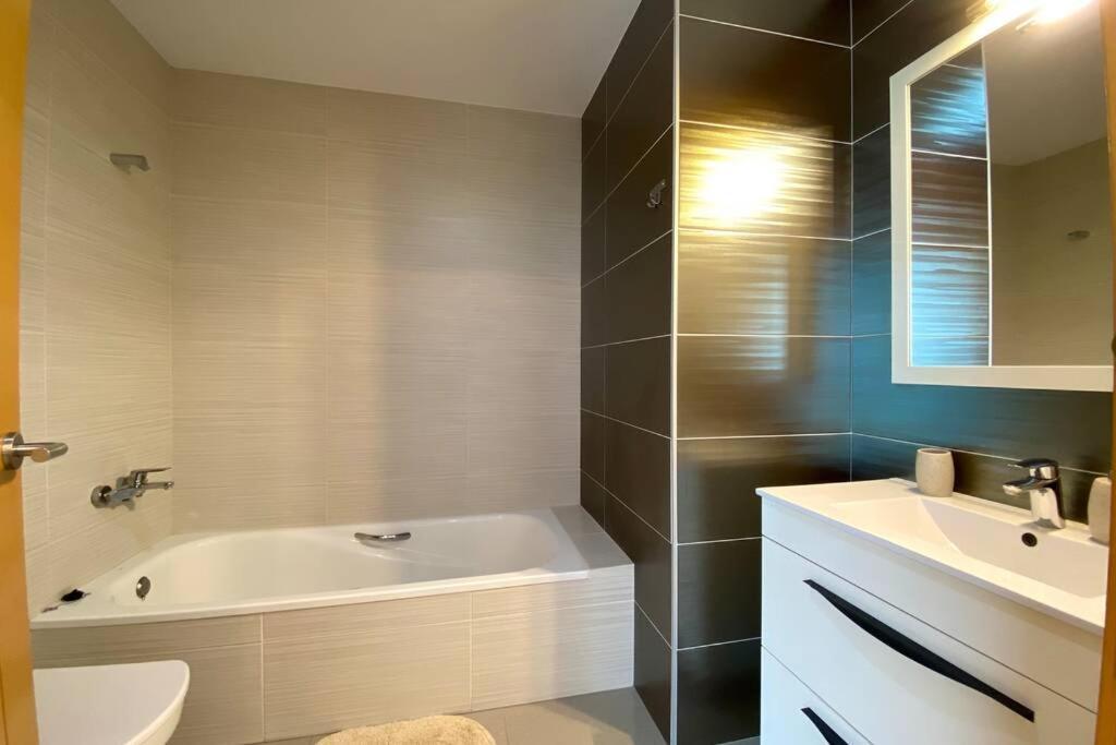 Chalet Moderno Con Piscina En Mont - Roige Bahia Eksteriør bilde